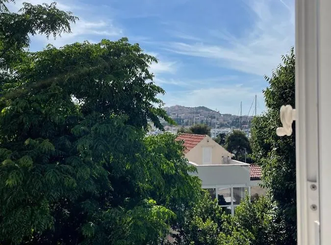 Πανσιόν Piazza 3*